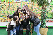 Spaß mit dem Gorilla vor dem Konga (©Foto:Marikka-Laila Maisel)